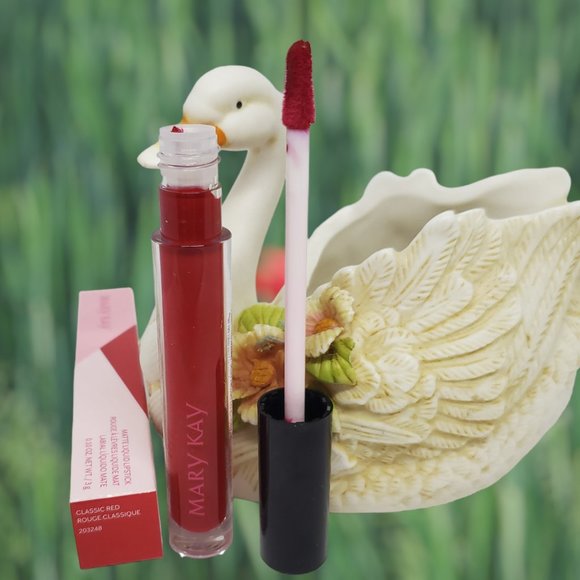 Classic Red Matte Liquid Lipstick - Special Edition Mary Kay - Picture 4 of 6